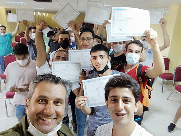 Ustalığa ilk adımı atan Suriyeli öğrenciler kalfalık belgelerini aldı 