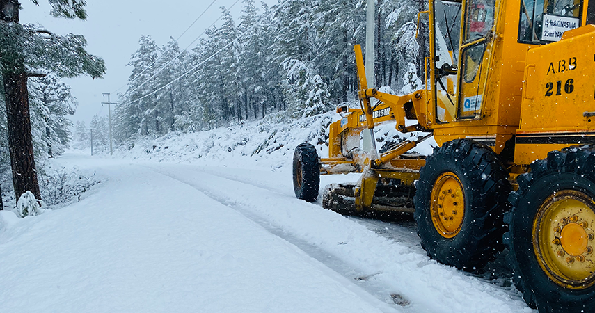  Antalya'nın ilçelerinde yollar karla kaplandı   