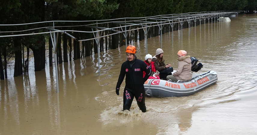 Sular altında kalan tatil sitesinde vatandaşlar bot ve kepçelerle tahliye edildi 