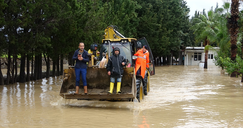 Sular altında kalan tatil sitesinde vatandaşlar bot ve kepçelerle tahliye edildi 