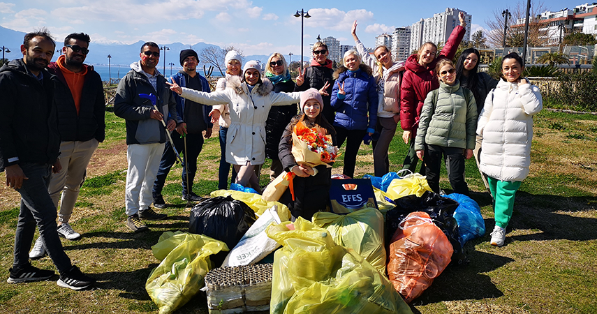 Antalya'da Rus ve Ukraynalılar birlikte çöp topladı   