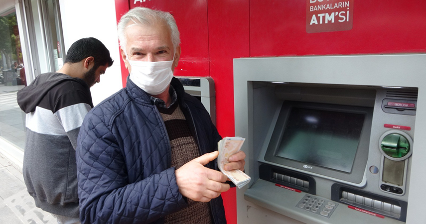ATM'de para çekmek isterken bulduğu 3 bin 400 TL’yi  karakolda sahibine teslim etti   