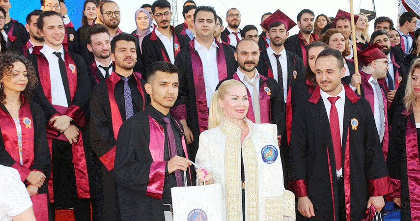 Akdeniz Üniversitesi’nden 10 bin öğrenci törenle mezun oldu