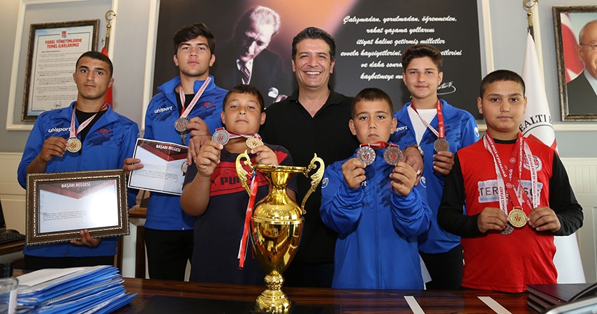 Kazandıkları kupayı Başkan Genç’e hediye ettiler   