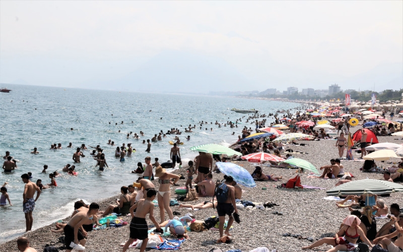  Tatilciler, Konyaaltı Plajı'na akın etti