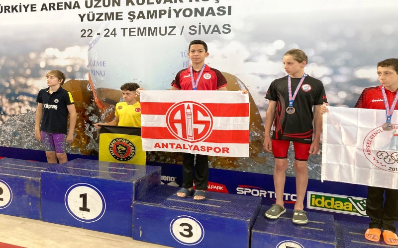 Antalyaspor'un genç yüzücüsü Türkiye Şampiyonu oldu  