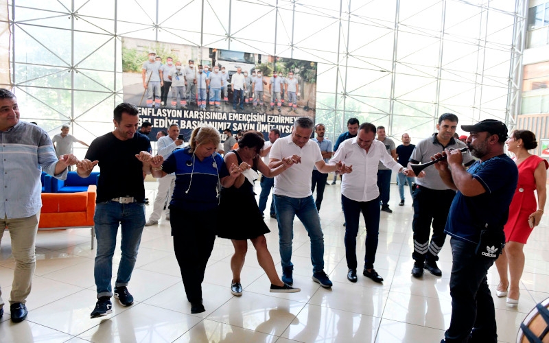 Muratpaşa'da coşkulu toplu iş sözleşmesi kutlaması
