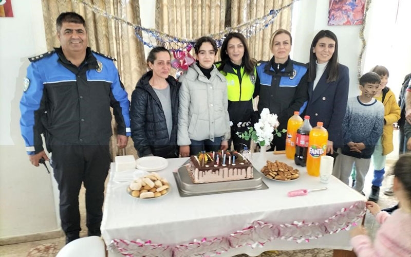  Depremzede Fatma'ya polislerden doğum günü sürprizi   