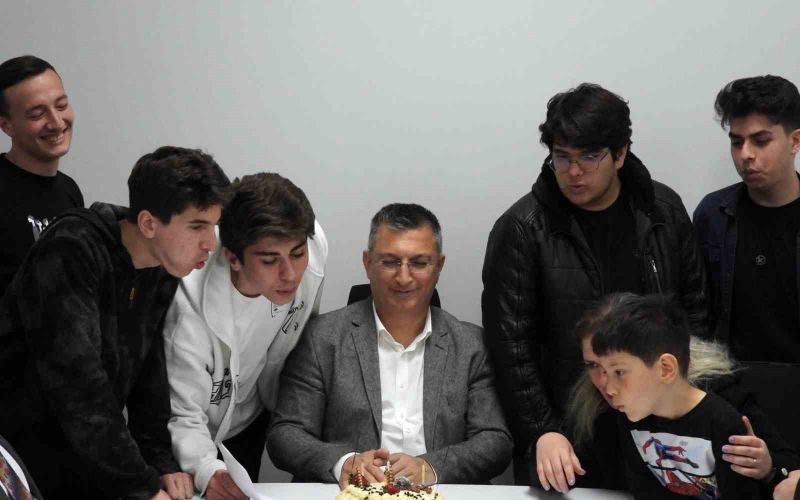 Bilim şampiyonlarına kutlama
