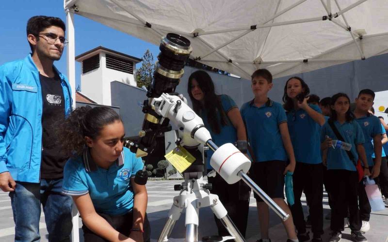 Astronomi profesörü Derman, Antalya Bilim Merkezi’nde öğrencilerle buluştu
