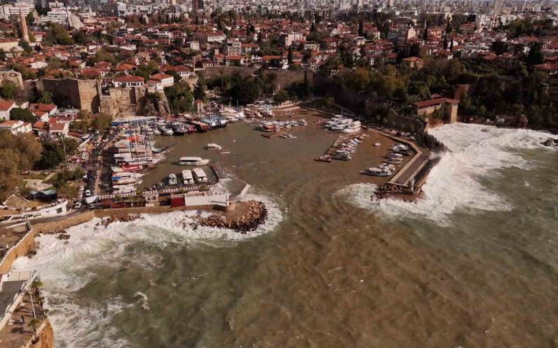 Antalya’da ’i tur, 3 teknenin battığı liman havadan görüntülendi
