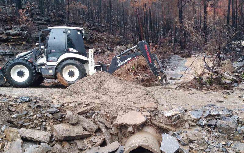 Büyükşehir ekipleri kapanan yolları açtı
