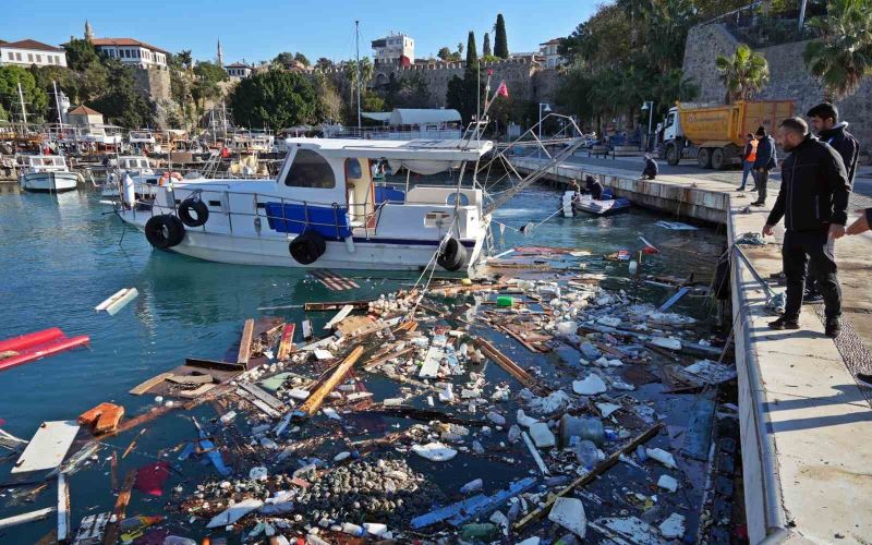 Antalya’da denizin üzerindeki tekne ve ağ parçaları fırtınanın boyutunu gözler önüne serdi