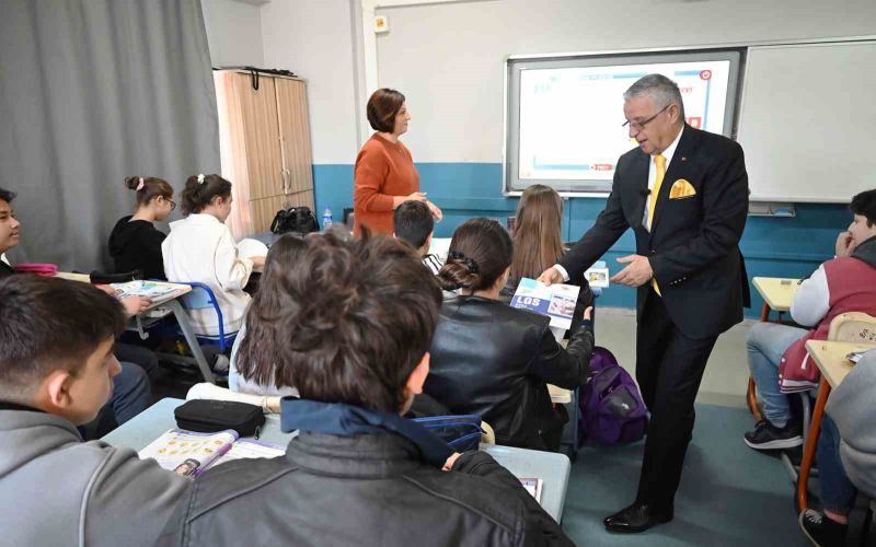Kemer’de, öğrencilere ücretsiz LGS soru bankası dağıtıldı