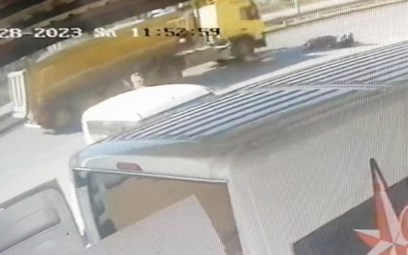 Motosiklet sürücüsü facianın eşiğinden döndü: O anlar güvenlik kamerasında