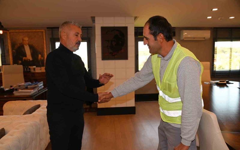 Yolda bulduğu parayı sahibine teslim eden belediye çalışanı ödüllendirildi