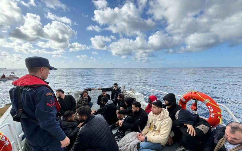 Antalya’da ülkeyi terk etmeye çalışan 22 düzensiz göçmen yakalandı
