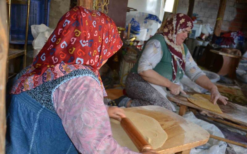 Antalyalı kadınların erişte kesme ve dibek taşında buğday dövme geleneği
