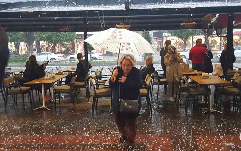 Alanya 15 dakikada beyaza büründü
