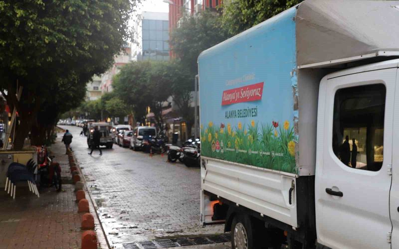 Kentte etkili olan şiddetli yağışlar sonrası Alanya Belediyesi tüm ekipleri ile sahada
