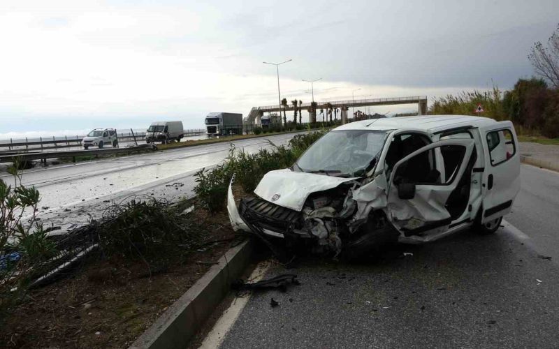 Manavgat-Alanya Karayolunda feci kaza ucuz atlatıldı: 3 yaralı
