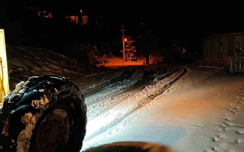 Kemer Belediyesi, kar yağışı nedeniyle kapanan yayla yollarını temizledi

