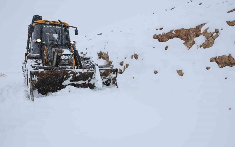 Antalya’da ekiplerin karla mücadelesi

