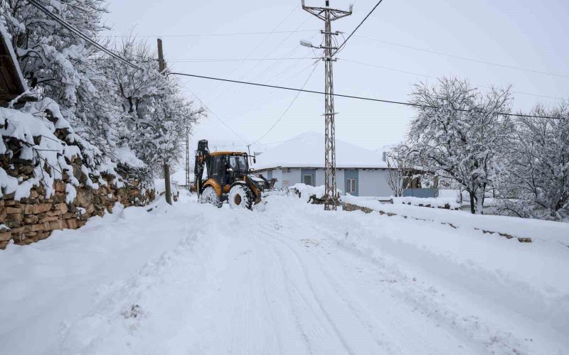 Antalya’da ekiplerin karla mücadelesi
