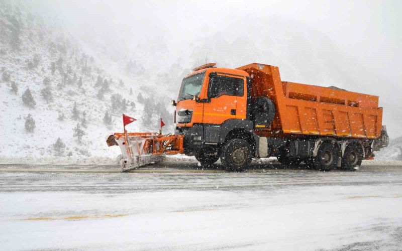 Antalya-Konya kara yolunda ekiplerin yolu açık tutma çabası
