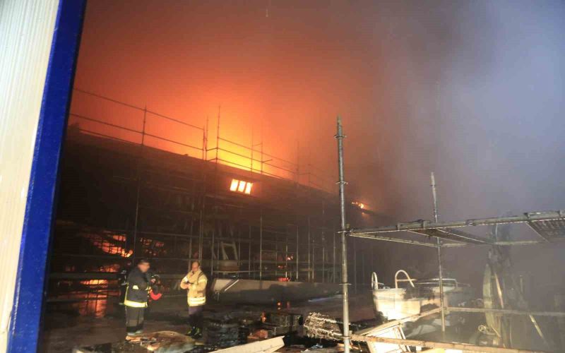 Antalya’daki tersane yangını 3,5 saatte kontrol altına alındı
