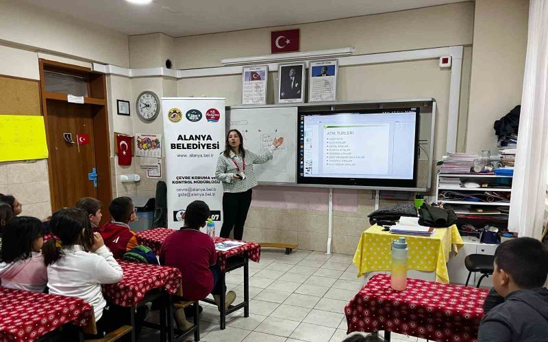 Alanya’da Eko Okullarda Atıksız Yaşam ve Atıkların Geri Kazanımı eğitimi düzenleniyor
