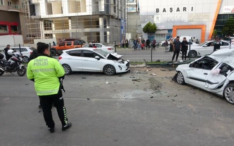 Alanya’da bariyerleri kıran otomobil iki araca çarptı: 2 ölü, 4 yaralı

