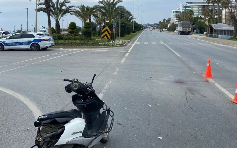 Alanya’da kamyon ile motosiklet çarpıştı: 1 ölü
