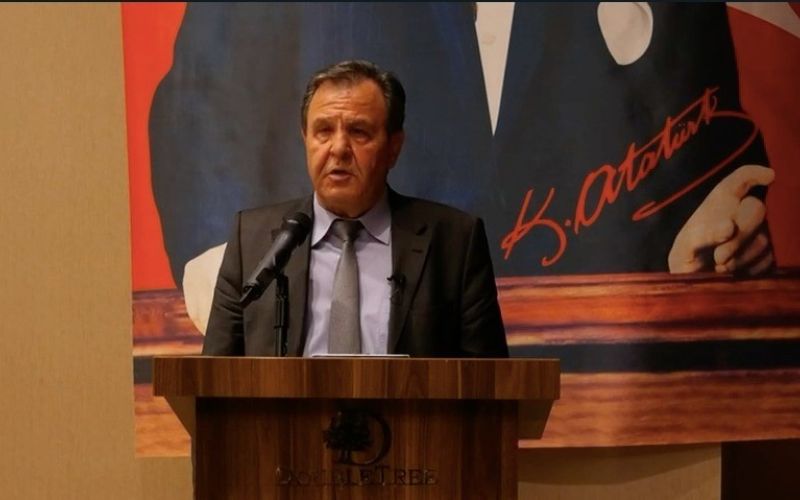 AP Antalya Büyükşehir Belediyesi başkan Adayı Koç, Başkan Böcek lehine adaylıktan çekildiğini açıkladı
