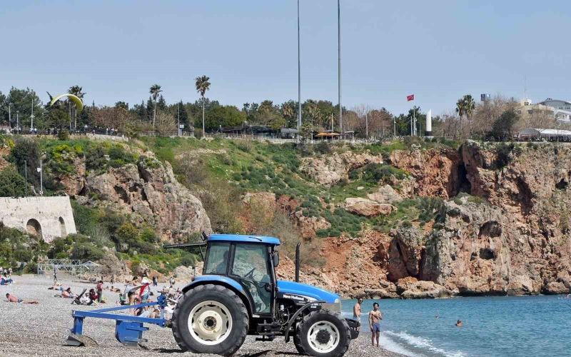 Antalya’da yaz erken başladı, dünyaca ünlü sahil tarla gibi sürüldü
