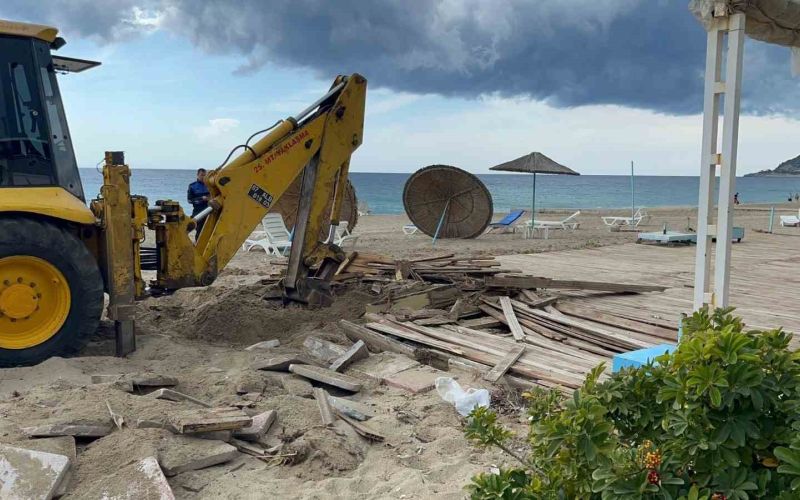 Alanya’da ‘Tek Tip Sahil Büfesi Projesi Kapsamında’ eski büfeler yıkıldı
