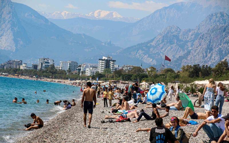 Antalya’da dünyaca ünlü sahilde bayramdaki yoğunluk yaz aylarını aratmadı
