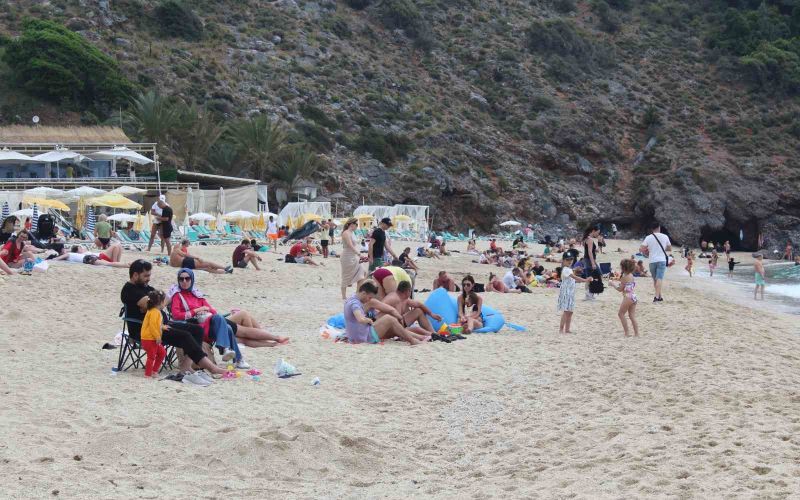 Alanya’da vatandaşlar bayramın 3’üncü gününü plajda geçirdi
