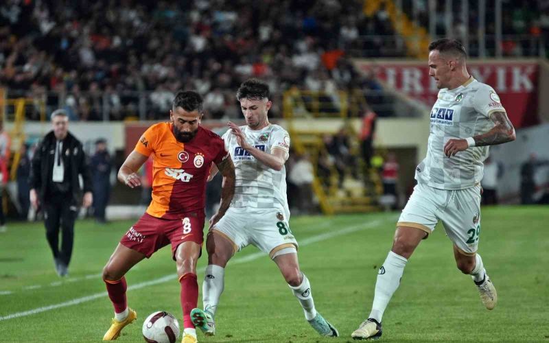 Trendyol Süper Lig: Alanyaspor: 0 - Galatasaray: 0  (İlk yarı)
