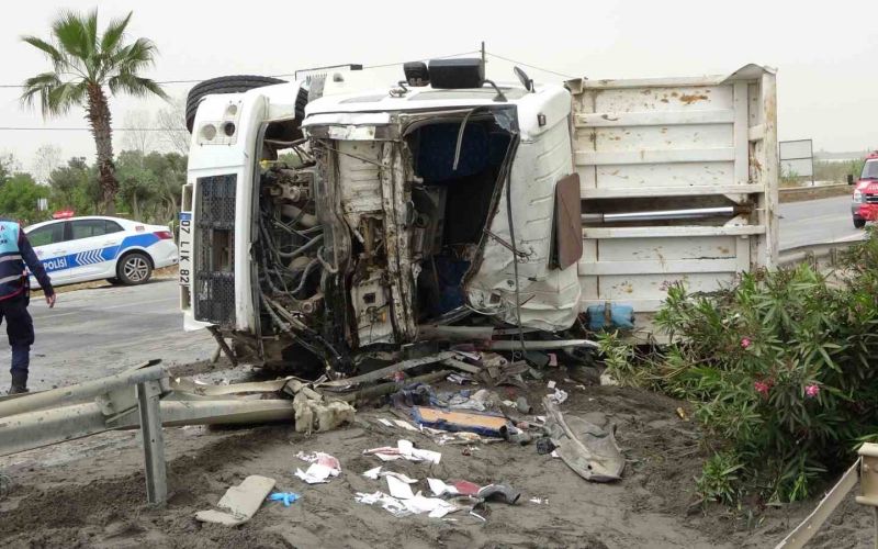 Kamyonete çarpan kamyon refüje devrildi: 2 kişi yaralandı, 1 köpek telef oldu
