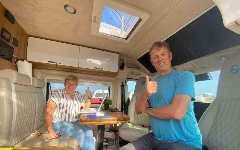 Hollandalı çift, evlerini satıp aldıkları karavanla 5 yıldır Türkiye’de yaşıyor

