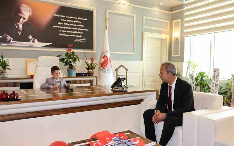 Başkan Menderes Dal koltuğunu çocuk başkana devretti
