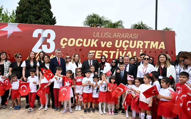 Dünya çocukları Antalya’dan barış mesajı verdi
