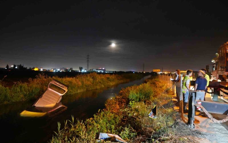Otomobil su kanalına uçtu: Öldüğü düşünülen sürücünün yüzerek kaçtığı ortaya çıktı
