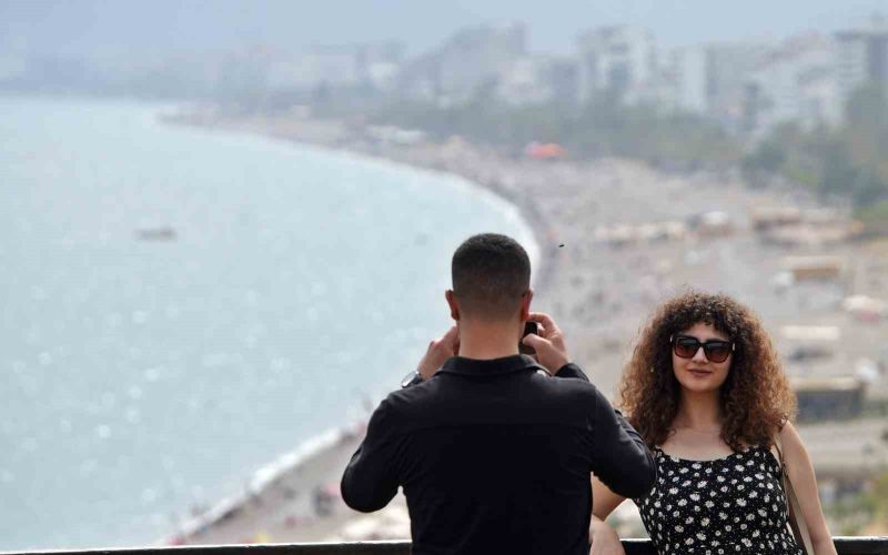 Antalya’da çöl tozunun etkisi azaldı, sahiller doldu
