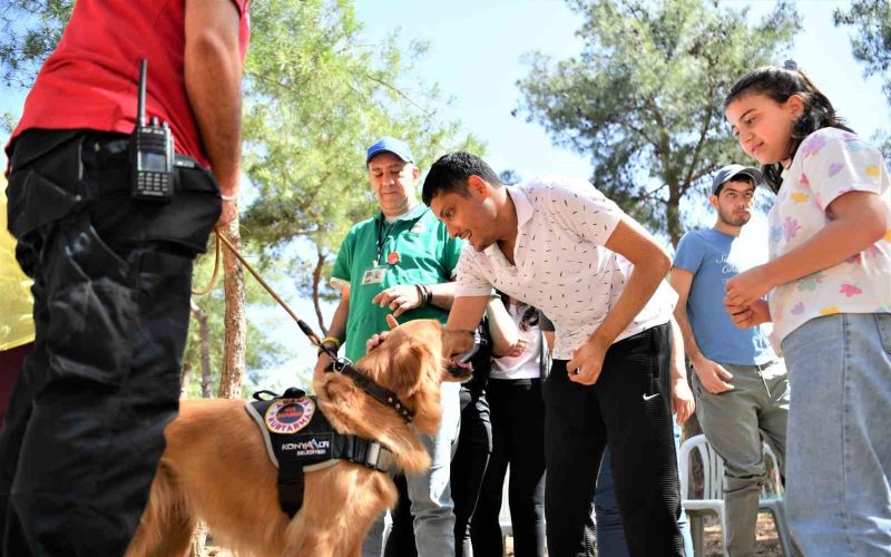 Özel öğrencilere, kurtarma köpeği eşliğinde terapi
