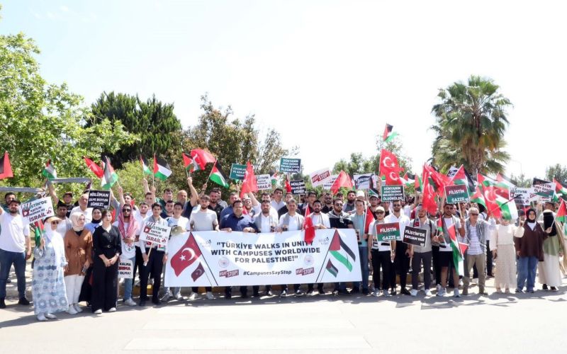Üniversite öğrencileri, İsrail saldırılarını protesto etti
