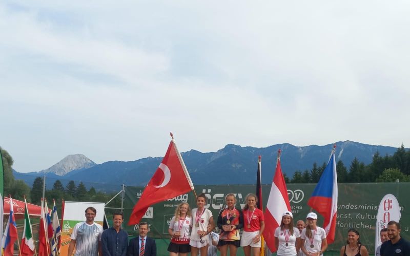Antalyalı Zeynepsu’dan, İşitme Engelliler Avrupa Tenis Şampiyonası’nda gümüş madalya

