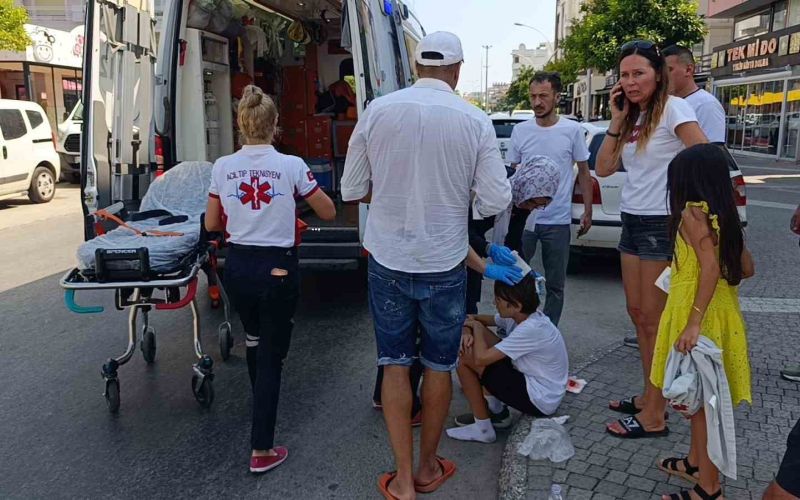 Otomobil, yola fırlayan turist çocuğa çarptı
