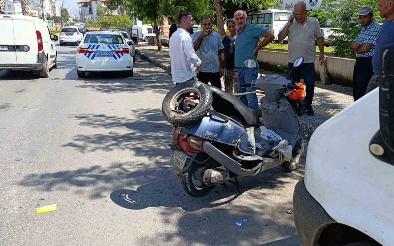 Yaya geçidinden geçen motosiklete otomobil çarptı: Yaşlı sürücü yaralandı
